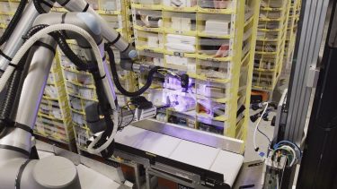 アマゾンの物流ロボットVulcanが棚から荷物をピッキングする様子