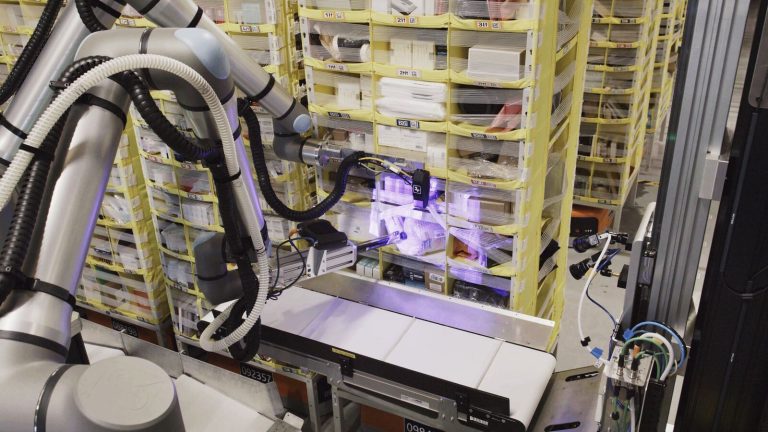 アマゾンの物流ロボットVulcanが棚から荷物をピッキングする様子