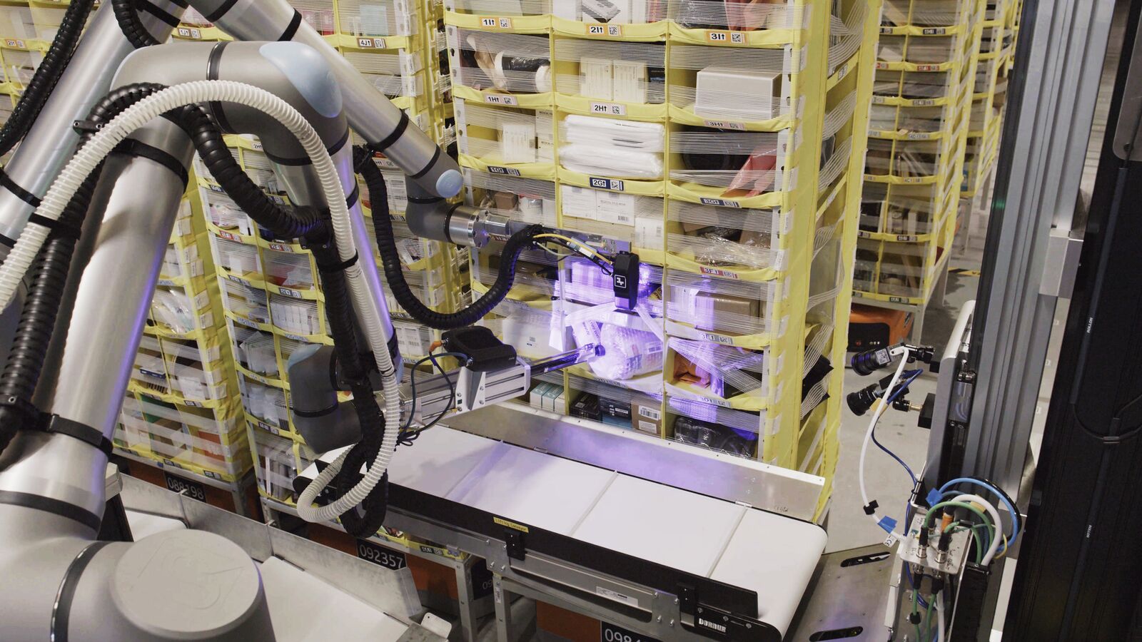 アマゾンの物流ロボットVulcanが棚から荷物をピッキングする様子