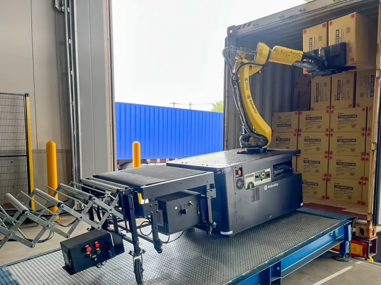 コンテナから荷降ろしするRockyOne