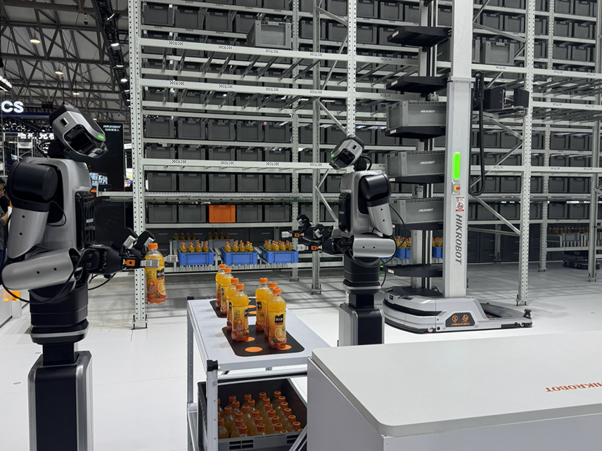 2025 CeMAT ASIAに展示されるヒューマノイドロボット