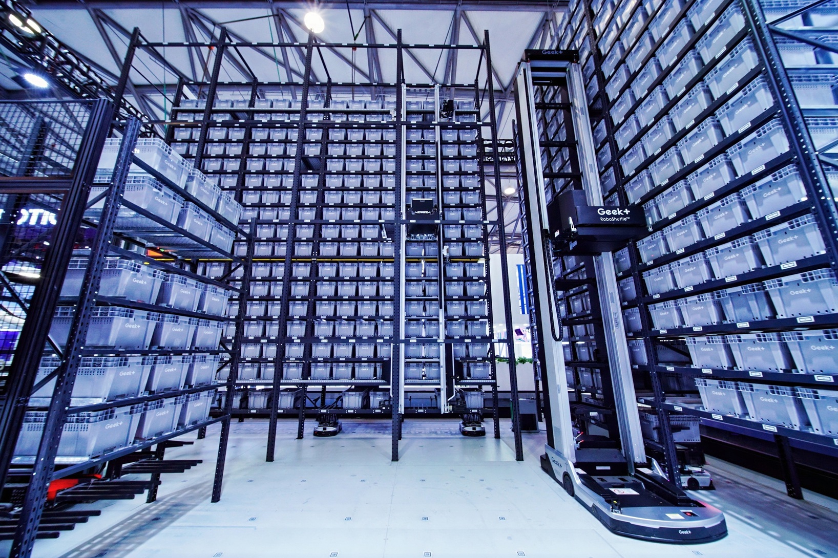 ギークプラスの展示で、複数種類の自動倉庫型物流ロボットが展示されている様子