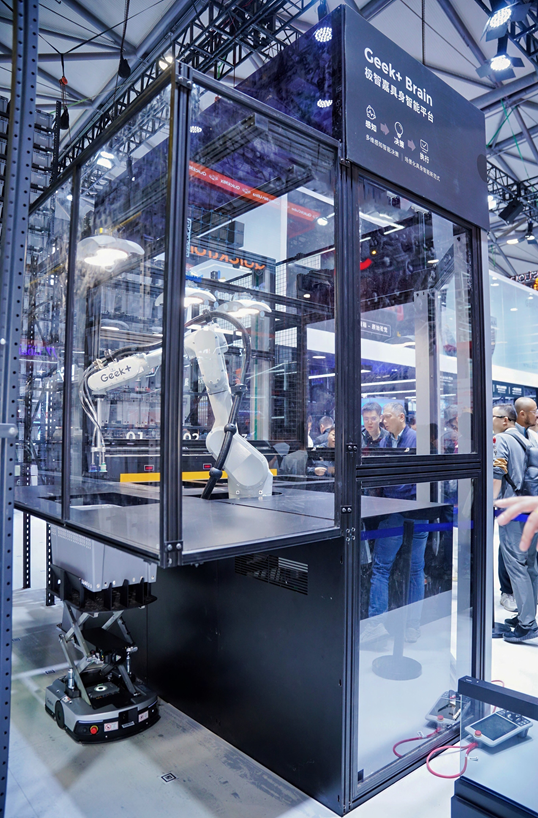 ギークプラスのピッキングロボット。自動倉庫から搬送ロボットがコンテナを搬送してきて、そこからピッキングしている