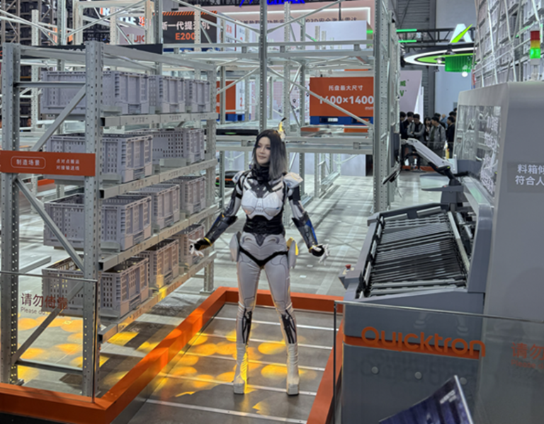 2025 CeMAT Asia にて、ヒューマノイドにコスプレしたQuciktronブースのスタッフさん