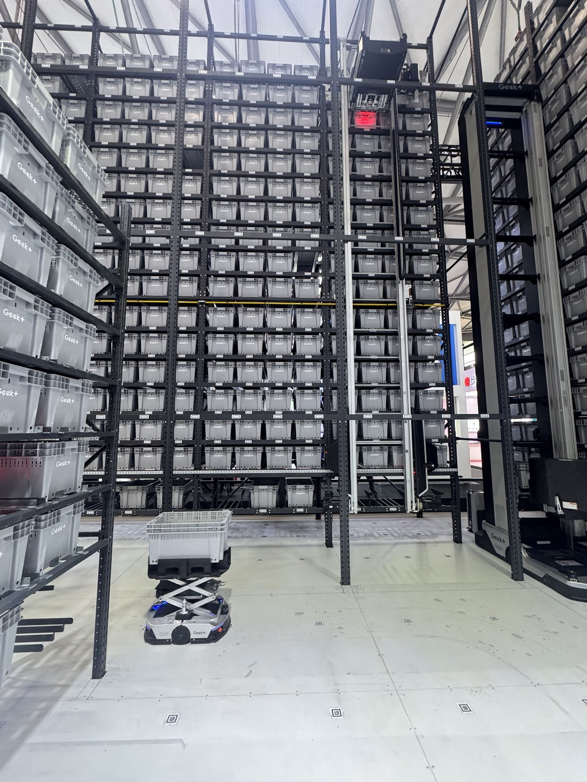 ギークプラスの展示で、複数種類の自動倉庫型物流ロボットが展示されている様子