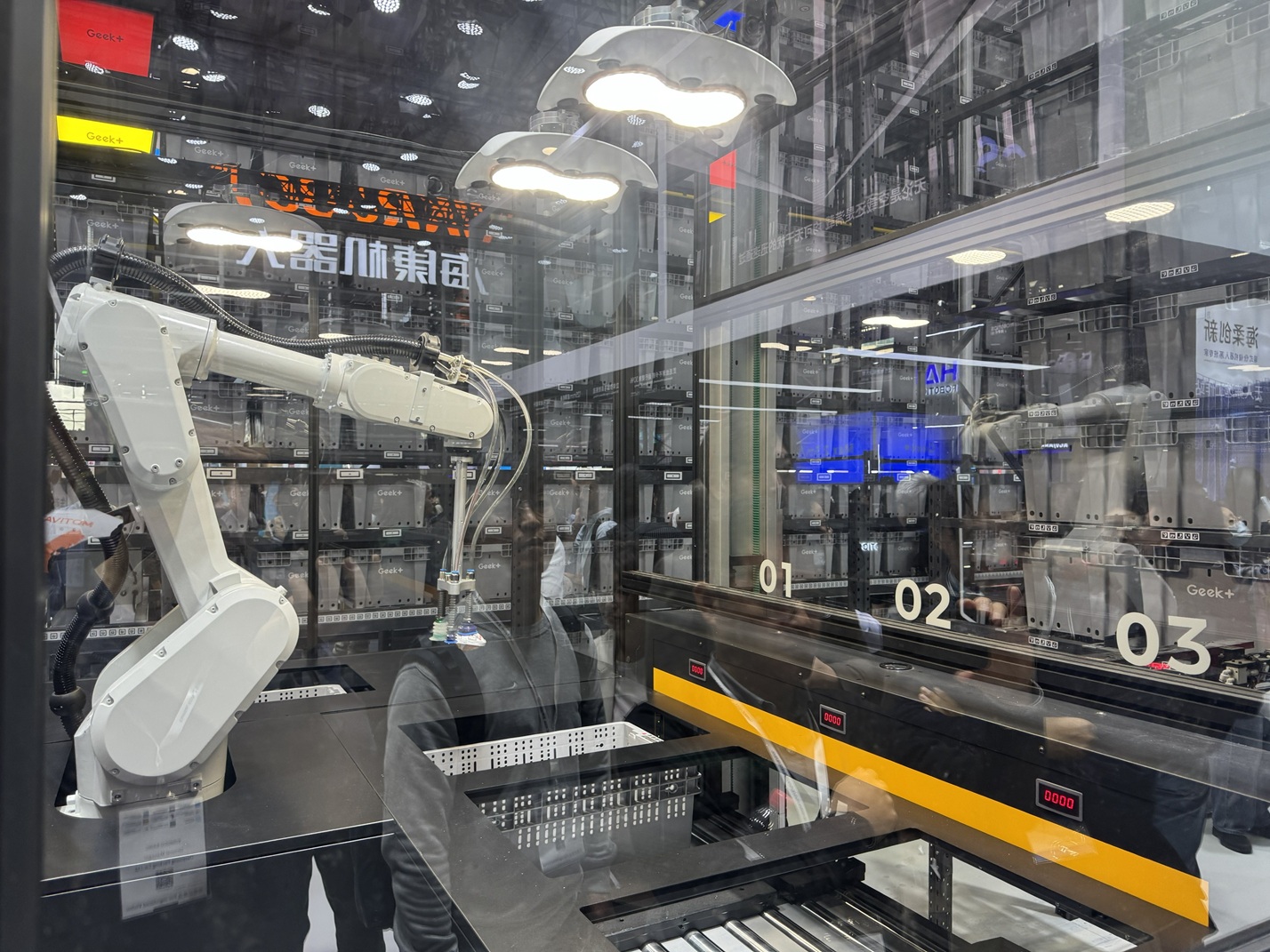 ギークプラスの展示で、ピッキングロボットが展示されている様子