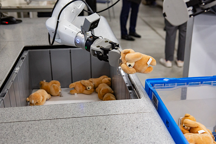 ヒューマノイドロボットのハンド部分がぬいぐるみを把持している様子
