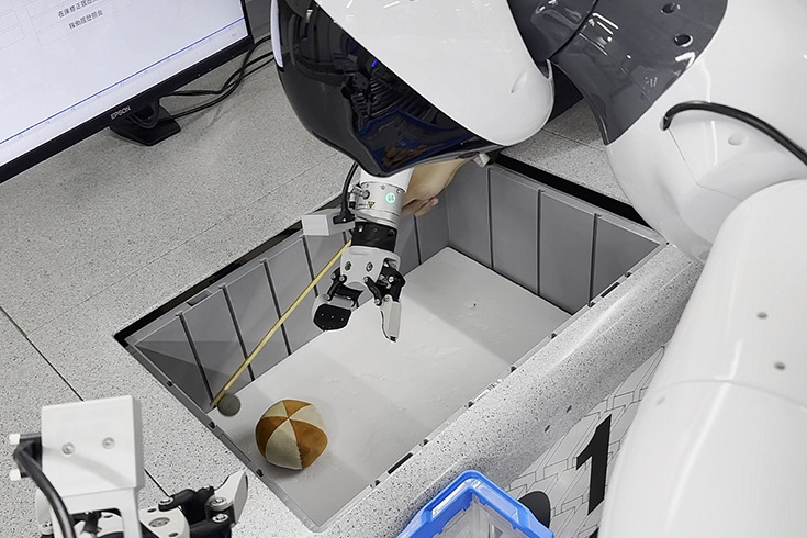 ピッキング前に対象物が動かされても、ヒューマノイドロボットはすぐに追随してピッキングする