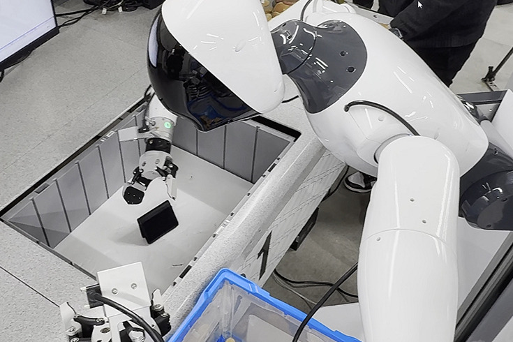 ヒューマノイドロボットが初めて見る物(名刺入れ)をピッキングする様子