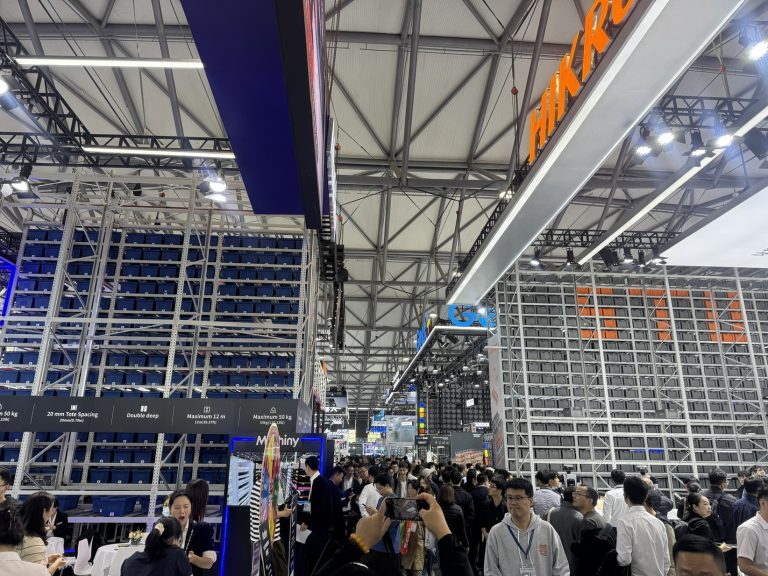 2025年開催のCeMAT Asiaで自動倉庫タイプの物流ロボット展示がひしめく様子
