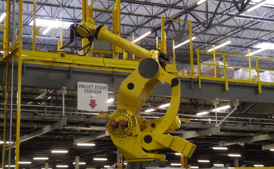 アマゾンのフルフィルメントセンター内に設置された大型ロボットアーム「Robo-Stow」。パレットに積まれた荷物を高層階へ持ち上げる。テキサス州コッペル、2015年撮影。