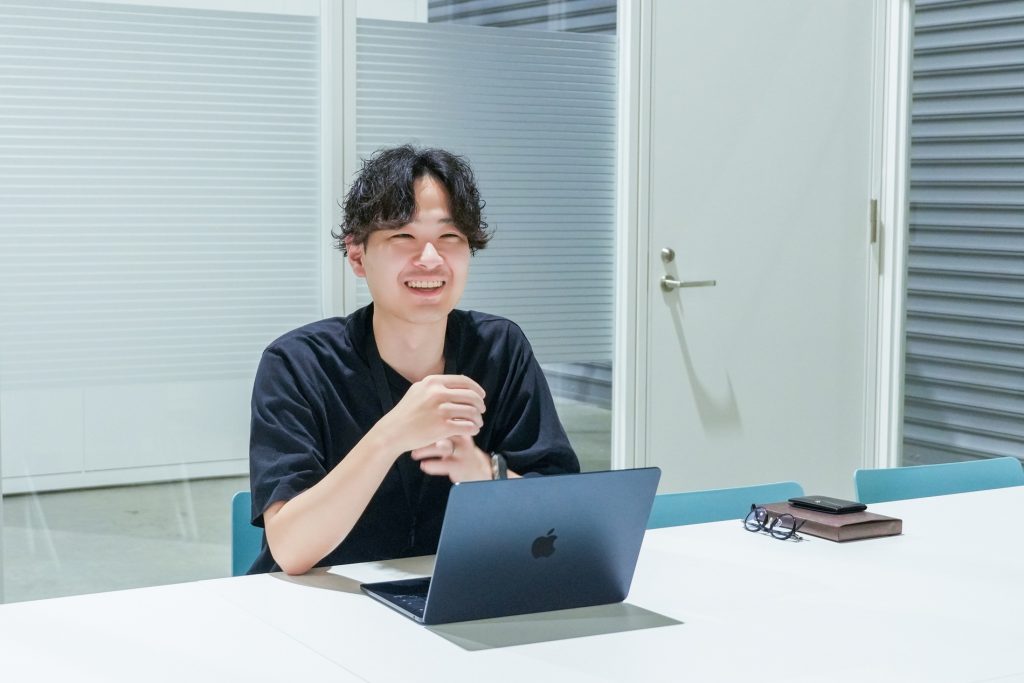 株式会社ビームスホールディングス
ロジスティクス本部　戦略部　戦略1課　課長
幡野 広樹さん
インタビューに応えてくださっている様子